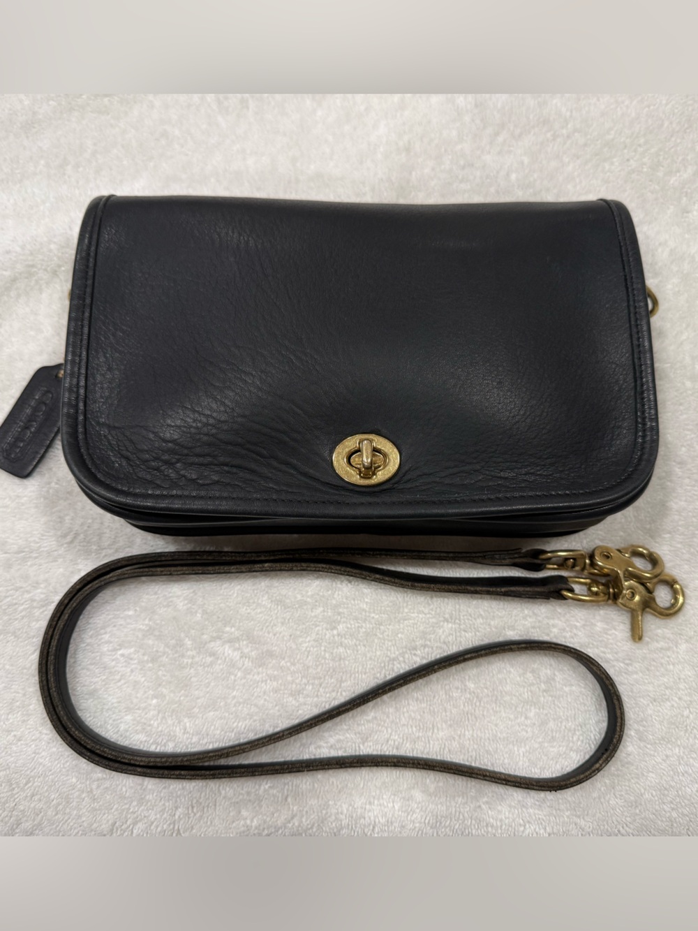 Vintage Coach 9755 Dinky Black Leather Crossbody/Shoulder Bag with Gold Turnlock